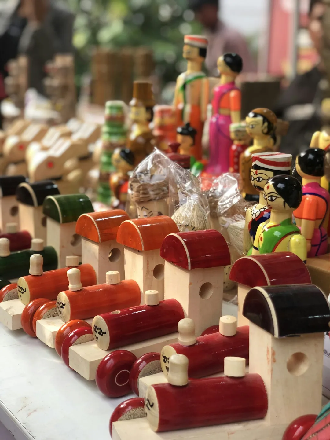 Piezas de un tren de madera sin pintar sobre la superficie de trabajo de un taller